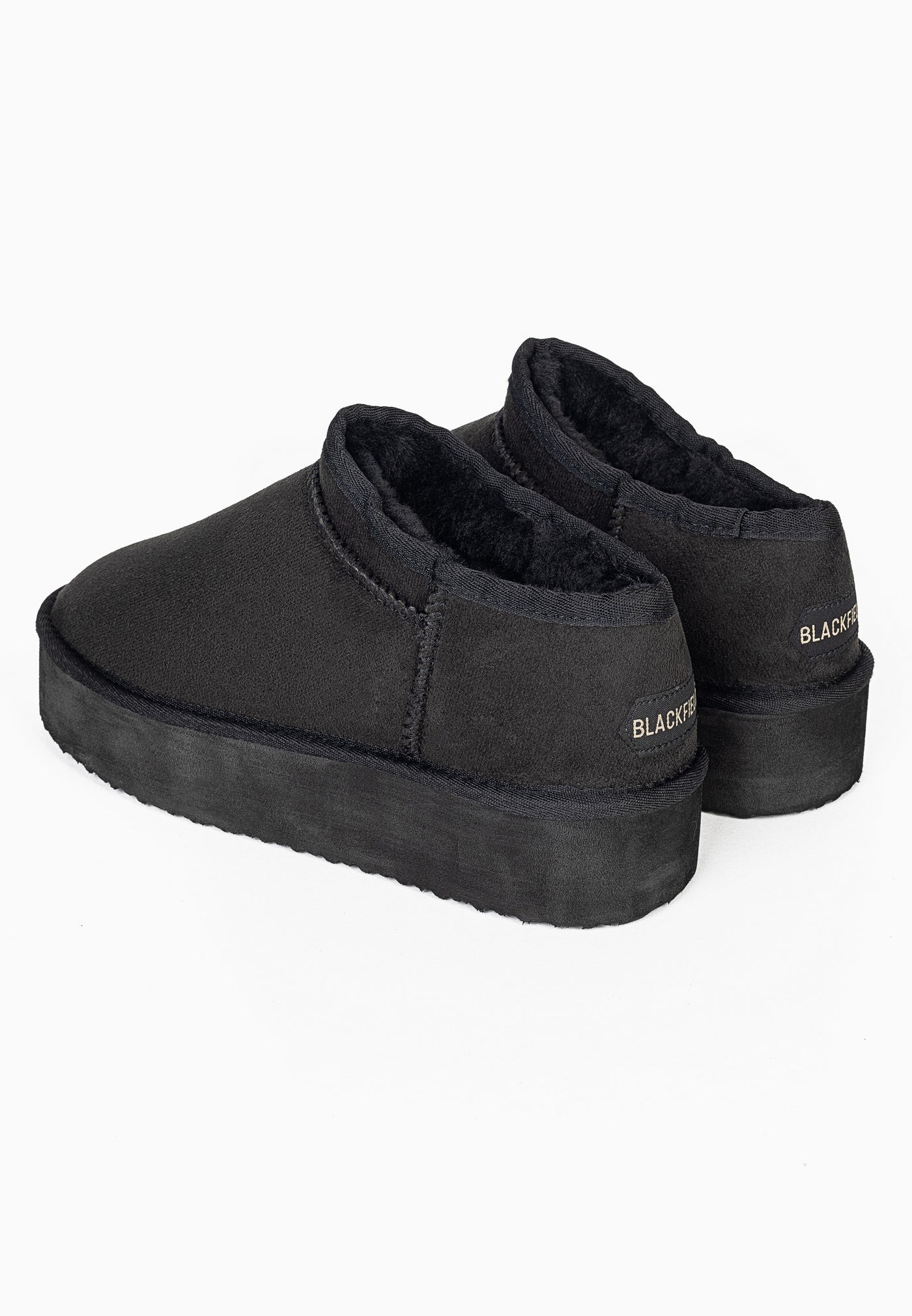 Paire de bottines fourrées Fiaza noires de dos, étiquettes BLACKFIELD claires