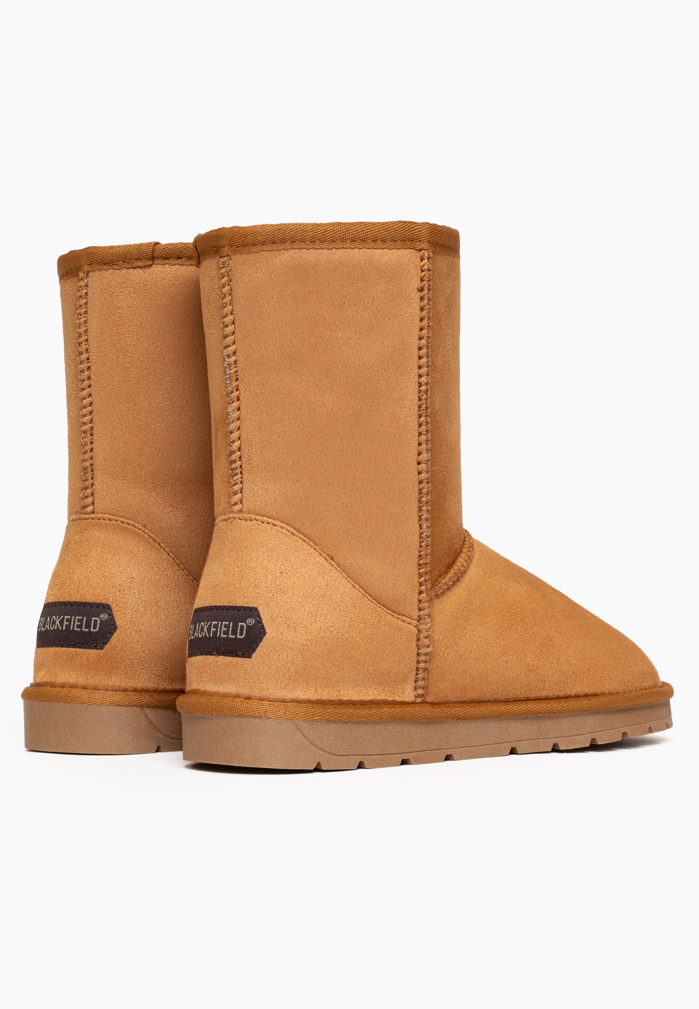 Bottes fourrées Joy camel vues de dos, deux étiquettes marron au bas des talons