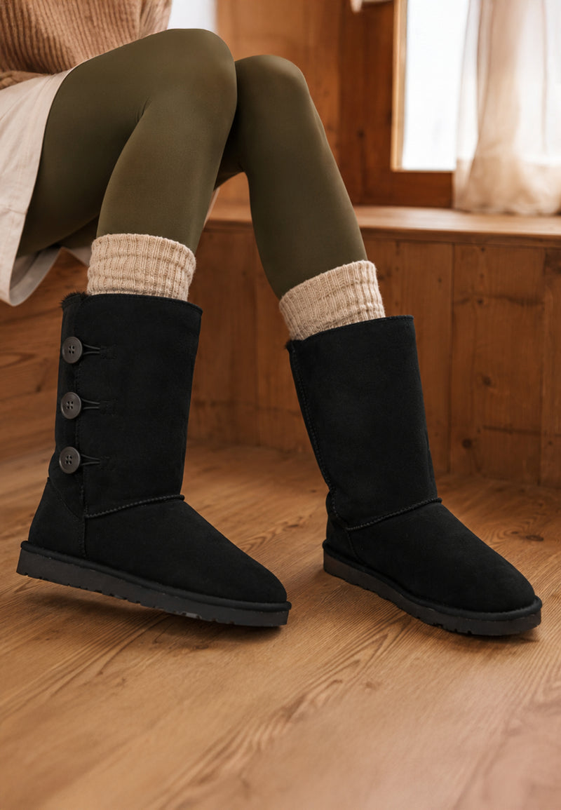 Bottes fourrées Flocon noires portées avec des chaussettes côtelées écrues et un collant kaki