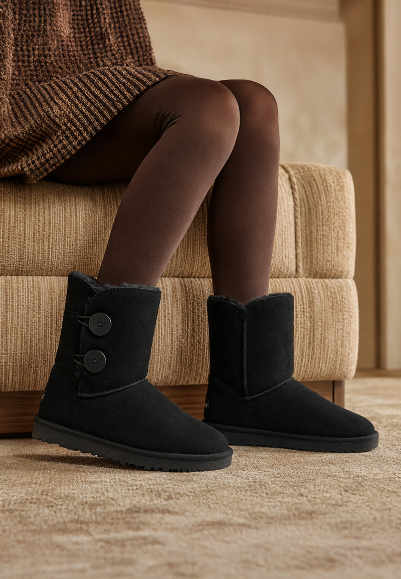 Bottines fourrées Lola noires portées avec des collants et une jupe en maille
