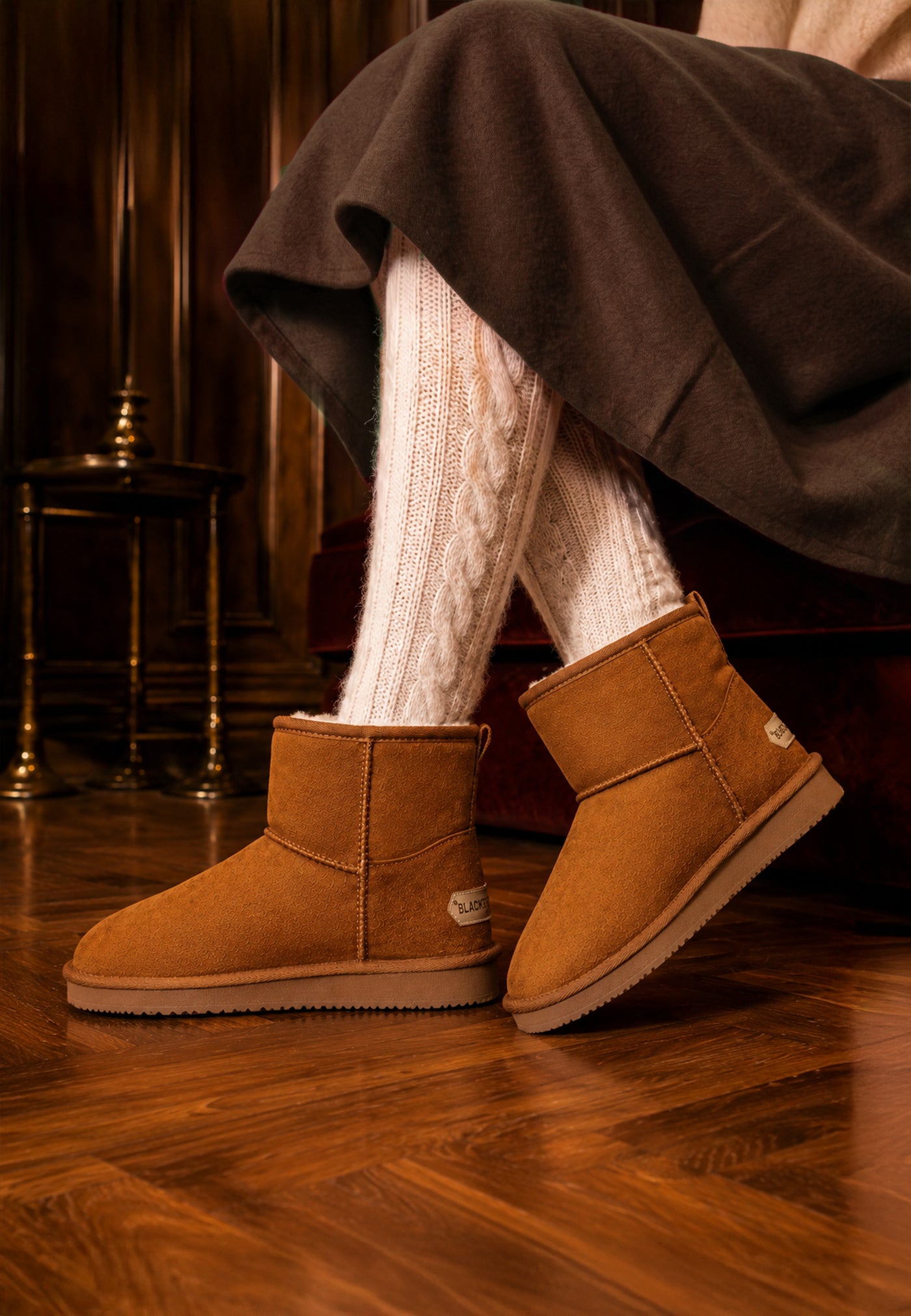 Bottines fourrées Princesse camel portées sur un parquet, chaussettes torsadées crème