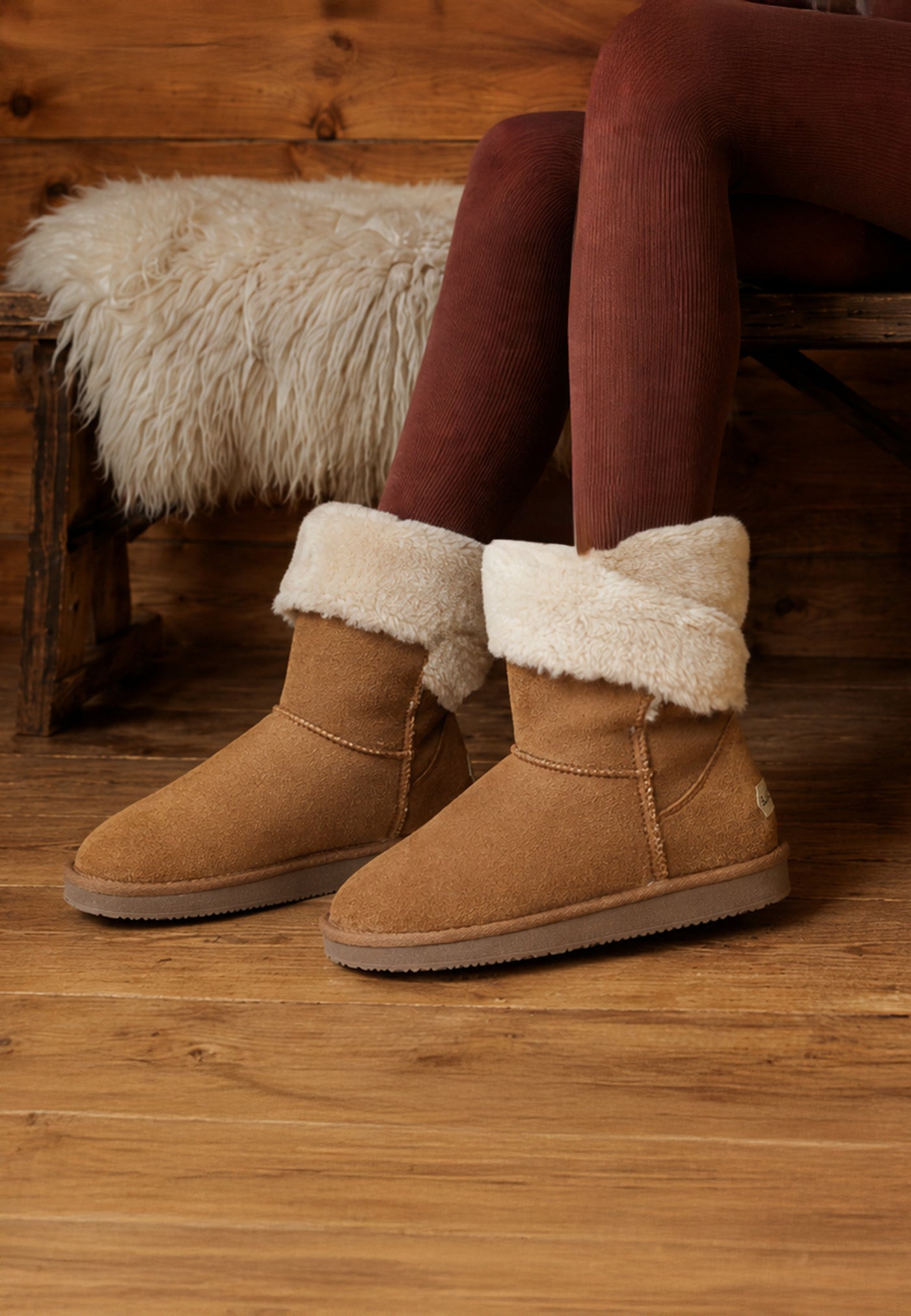 Bottines fourrées mi-mollet Barbara camel portées avec un velours côtelé bordeaux
