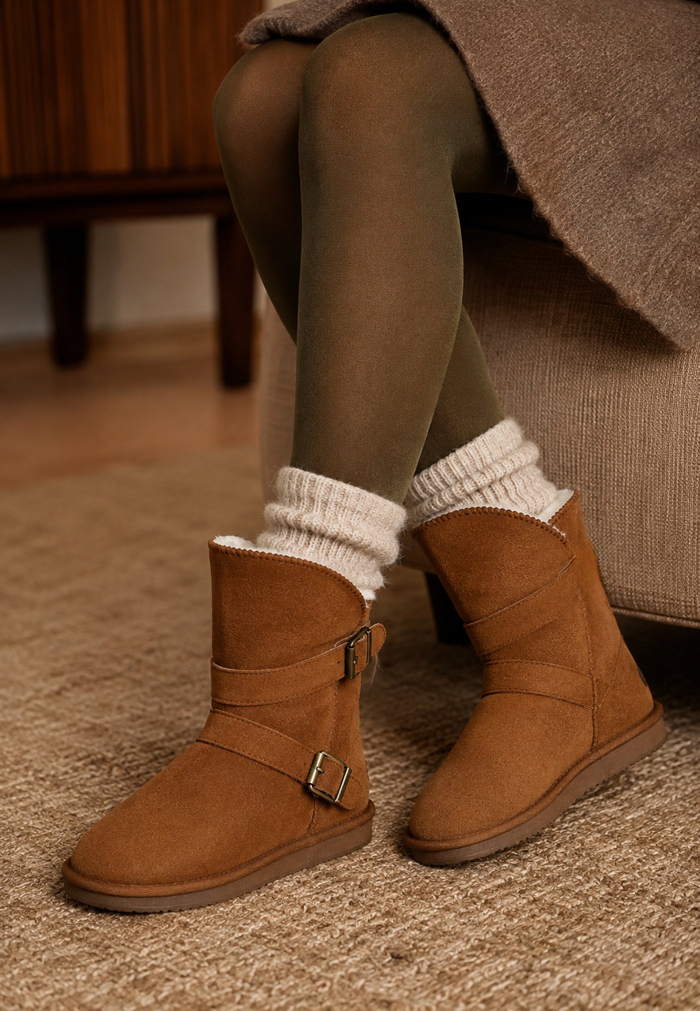 Paire de bottines fourrées Camphor camel vue de près, chaussettes écrues repliées au col