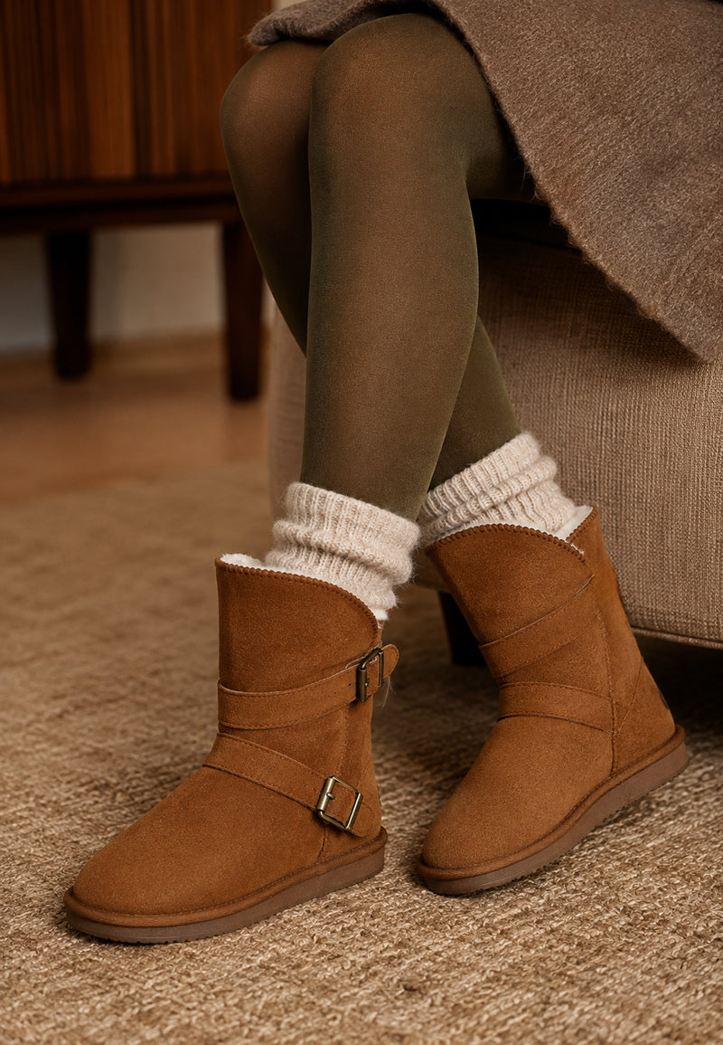 Paire de bottines fourrées Camphor camel vue de près, chaussettes écrues repliées au col