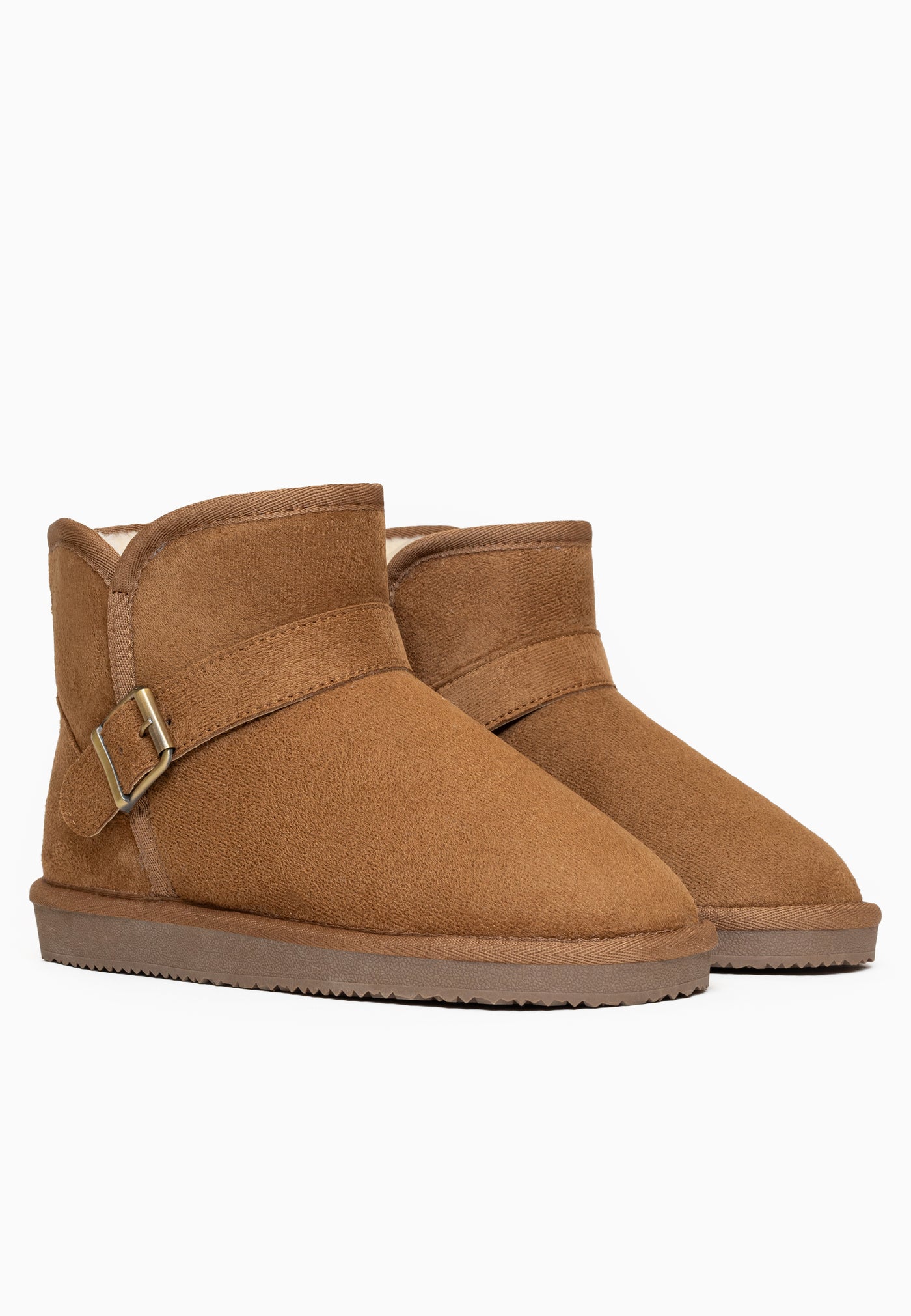 Paire de bottines fourrées Charriton camel de trois-quarts, brides à boucle laiton