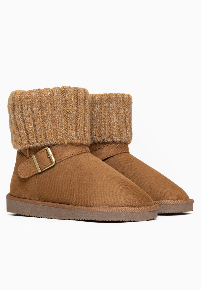 Les deux bottines fourrées Kylie camel de trois-quarts, boucle dorée sur la bride