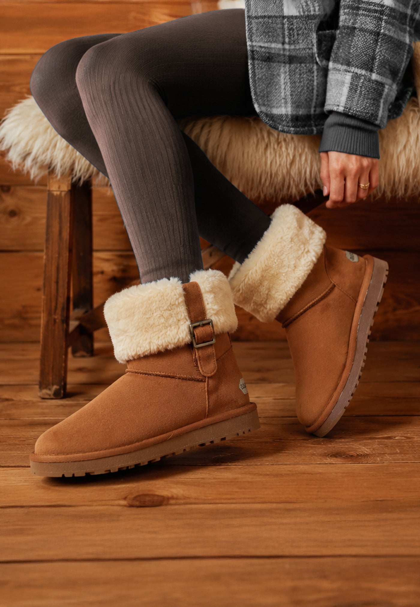 Bottines fourrées Afton camel portées dans un intérieur en bois, revers crème replié