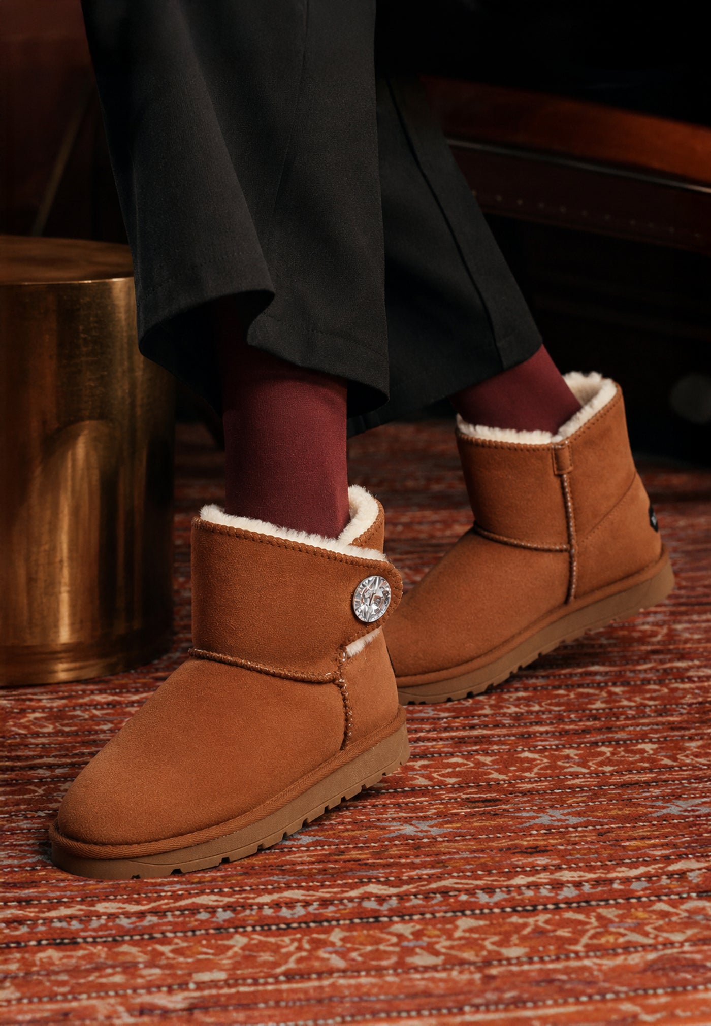 Bottines fourrées Jana camel portées sur un tapis ancien, chaussettes bordeaux