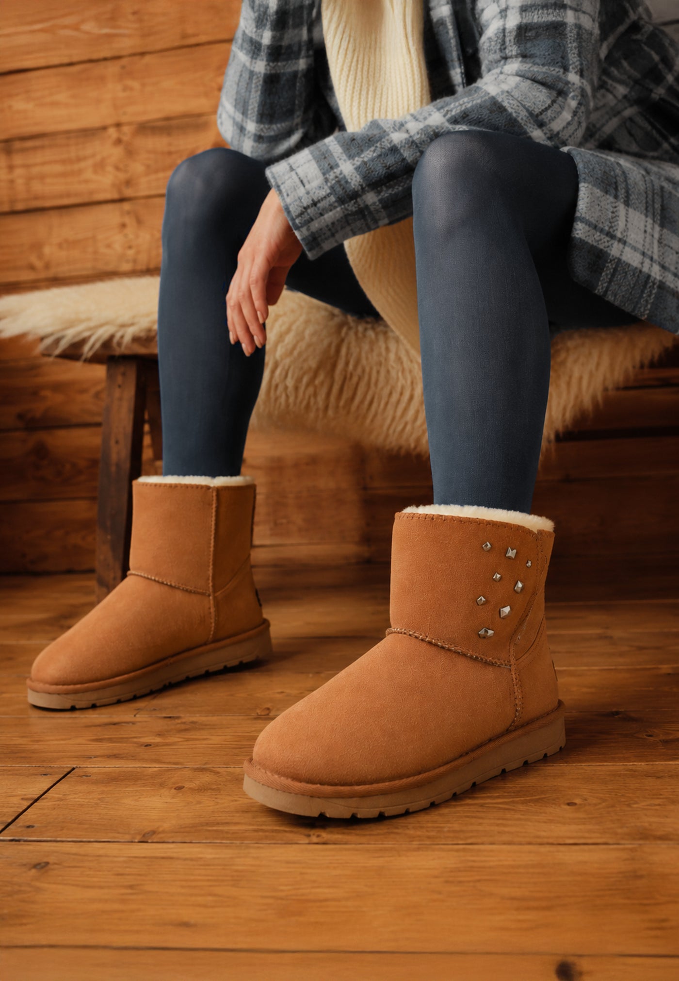 Assise sur un banc, bottines fourrées Lady camel portées avec un legging gris