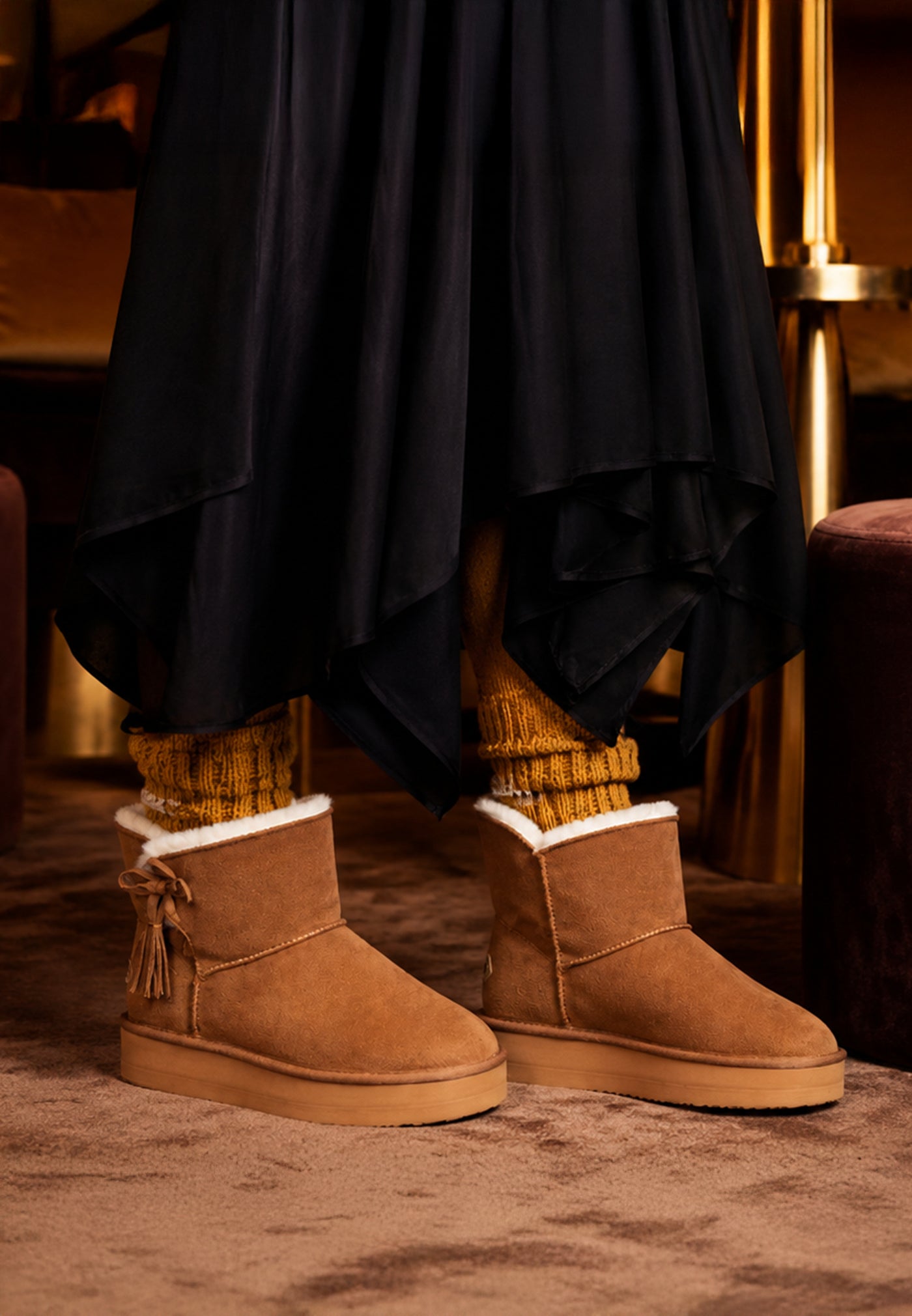 Bottines fourrées Curry camel portées avec des chaussettes côtelées moutarde
