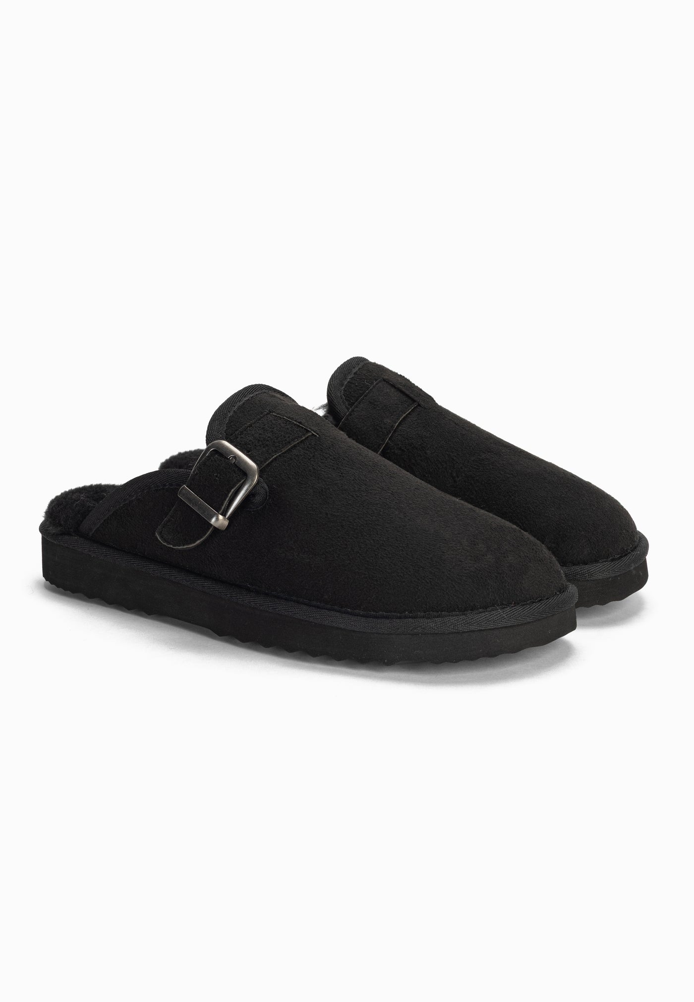 Paire de chaussons fourrés Benoit noirs de trois-quarts, boucles carrées argentées