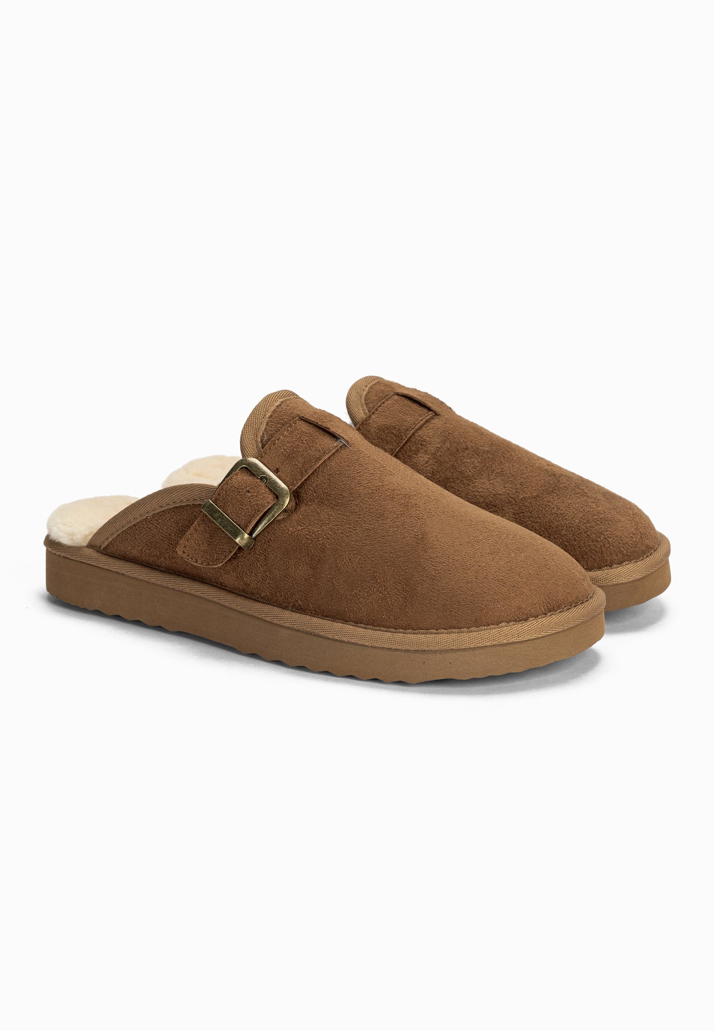 Deux chaussons fourrés Benoit camel de trois-quarts, boucles carrées dorées