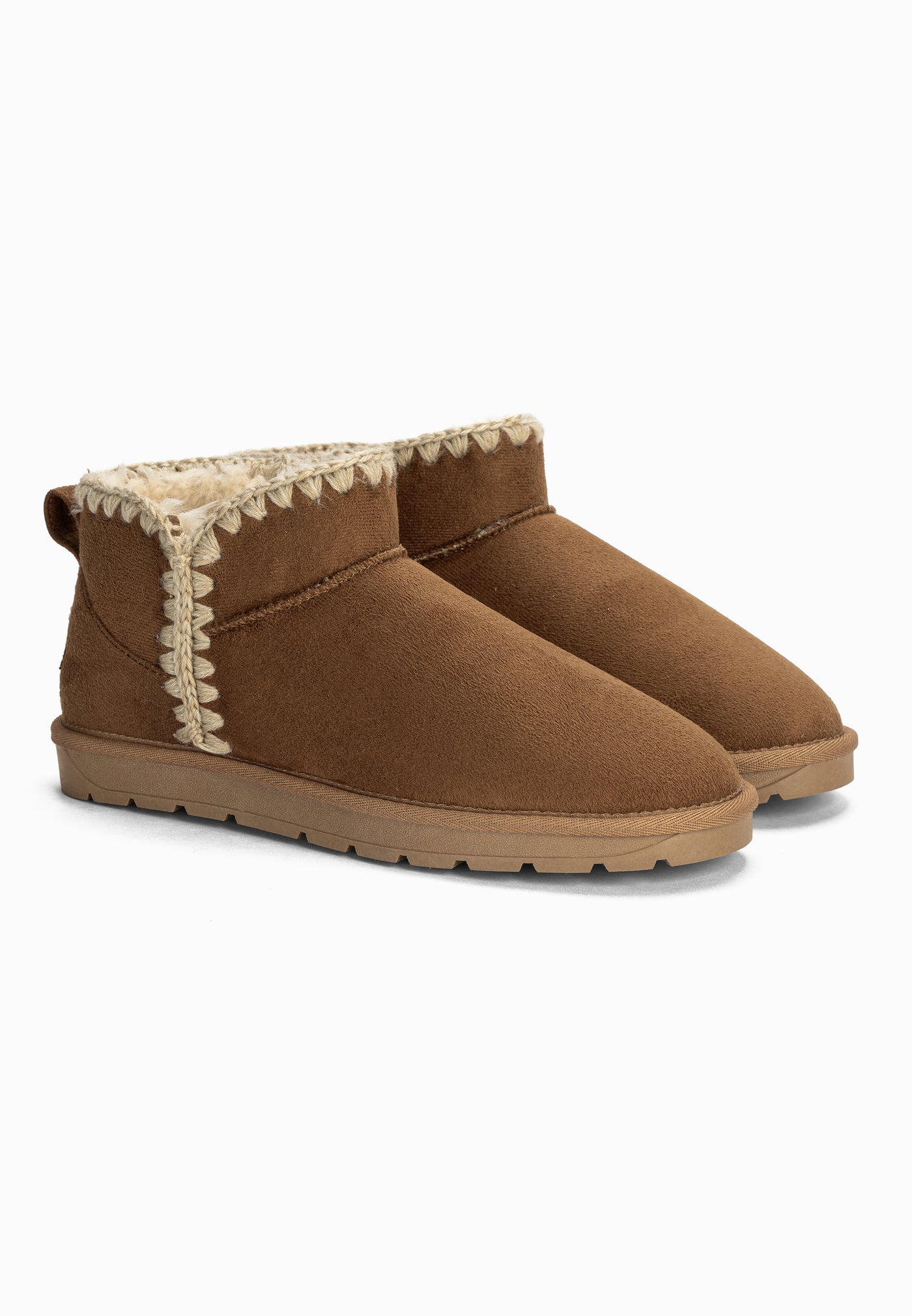 Paire de bottines fourrées Bakelite camel de trois-quarts, surpiqûre crochet crème