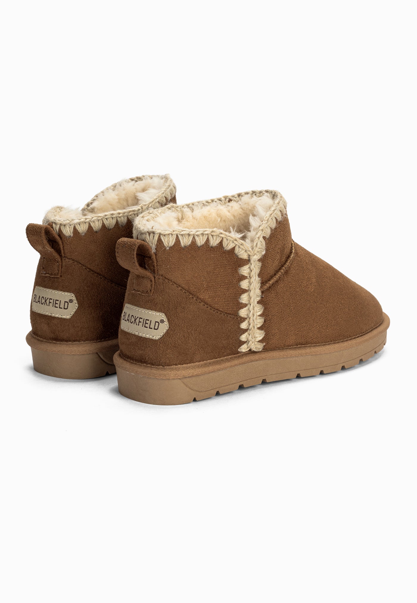 Paire de bottines fourrées Bakelite camel vue de dos, étiquettes Blackfield au talon