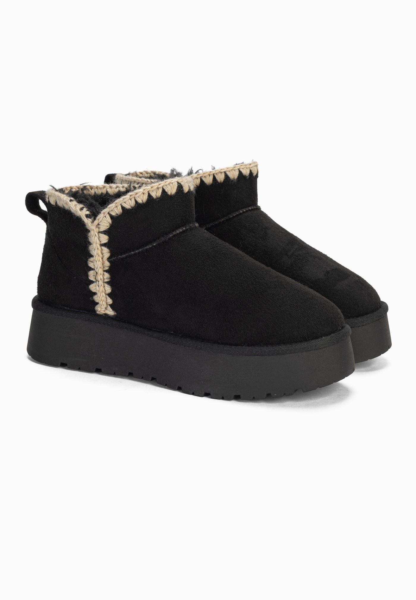 Paire de bottines fourrées Baklava noires de trois-quarts face, feston écru sur le col