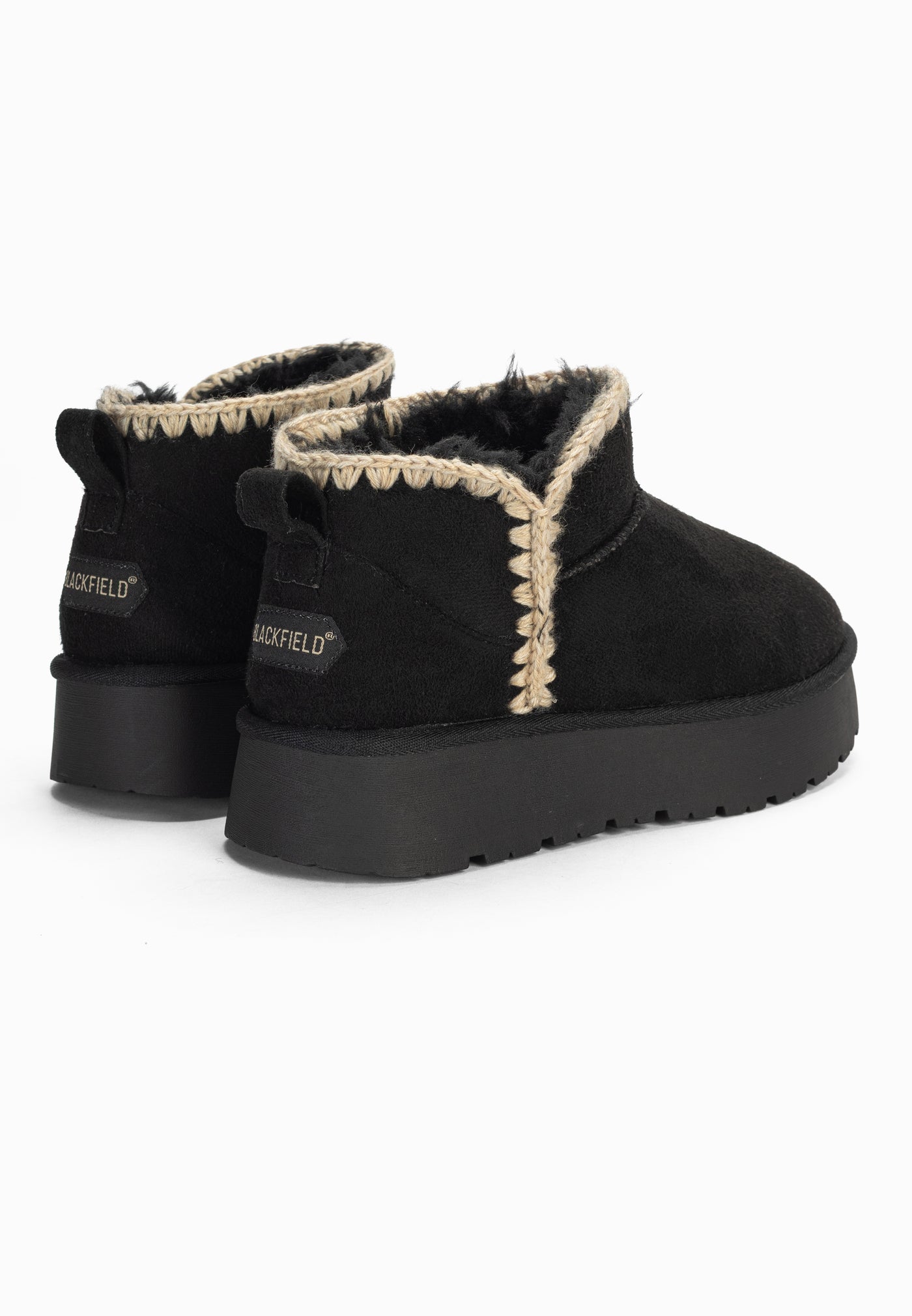 Paire de bottines fourrées Baklava noires de dos, étiquettes Blackfield claires aux talons