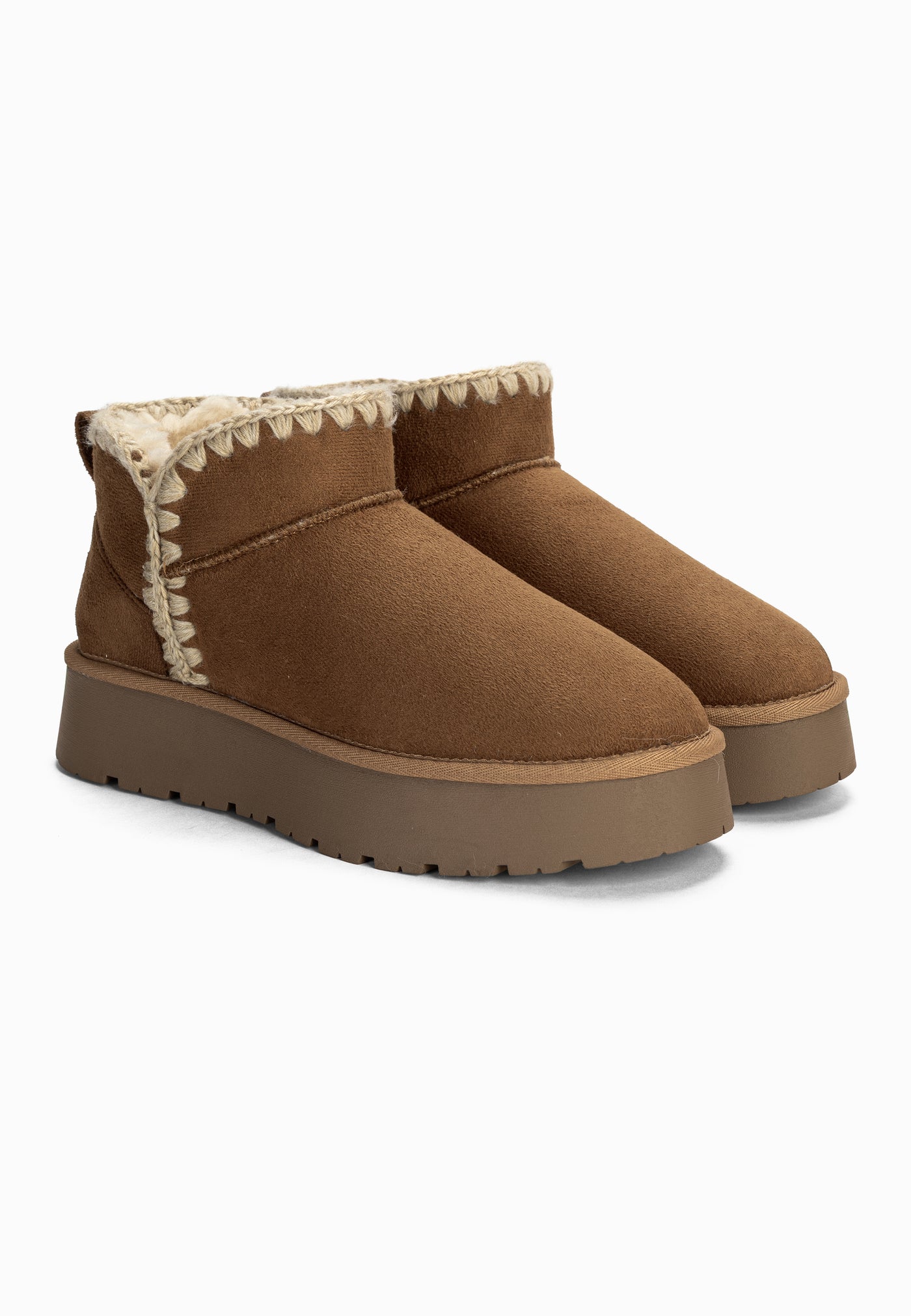 Paire de bottines fourrées Baklava camel vue de trois-quarts face, feston ivoire au col