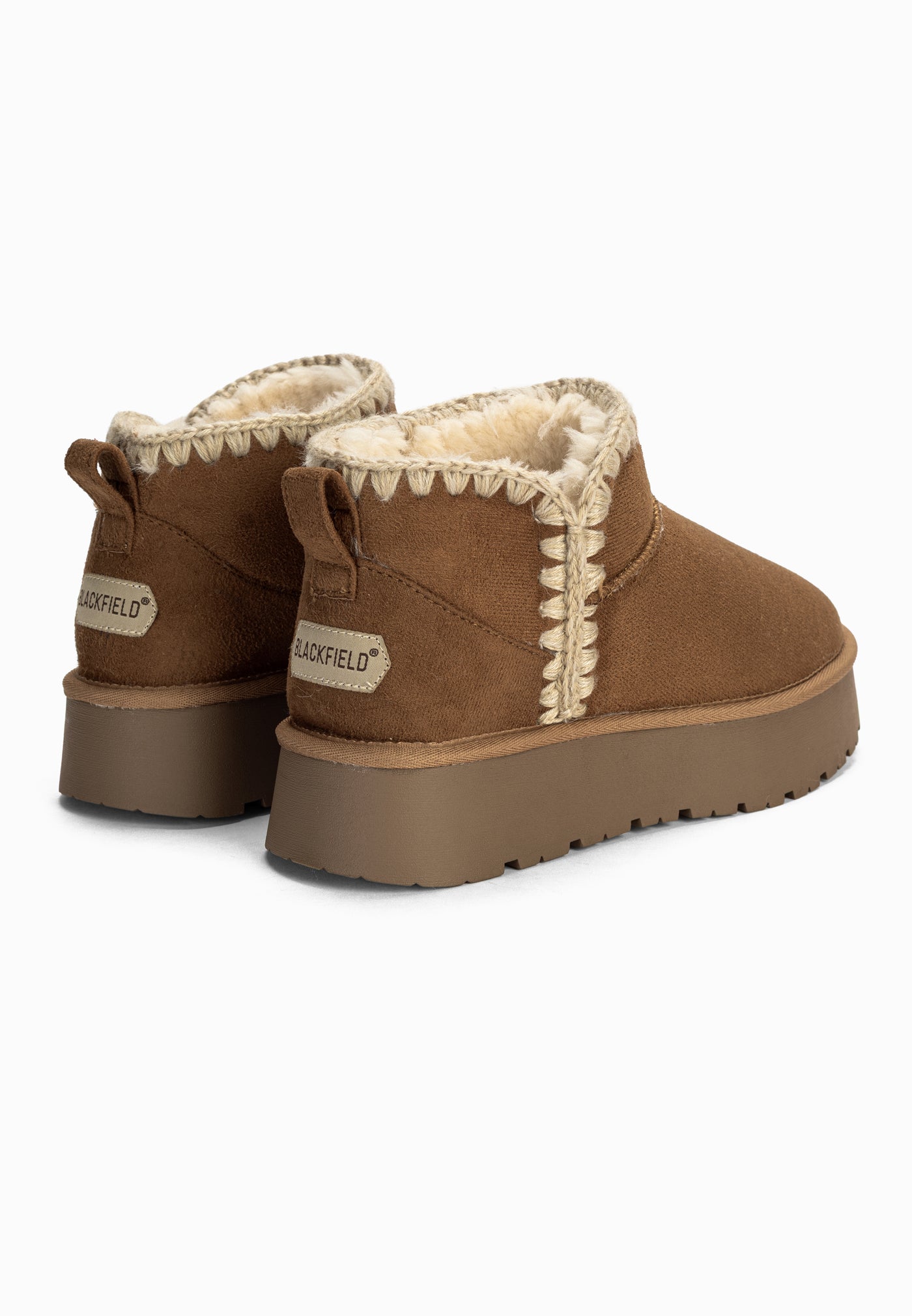 Paire de bottines fourrées Baklava camel de dos, étiquettes Blackfield aux talons