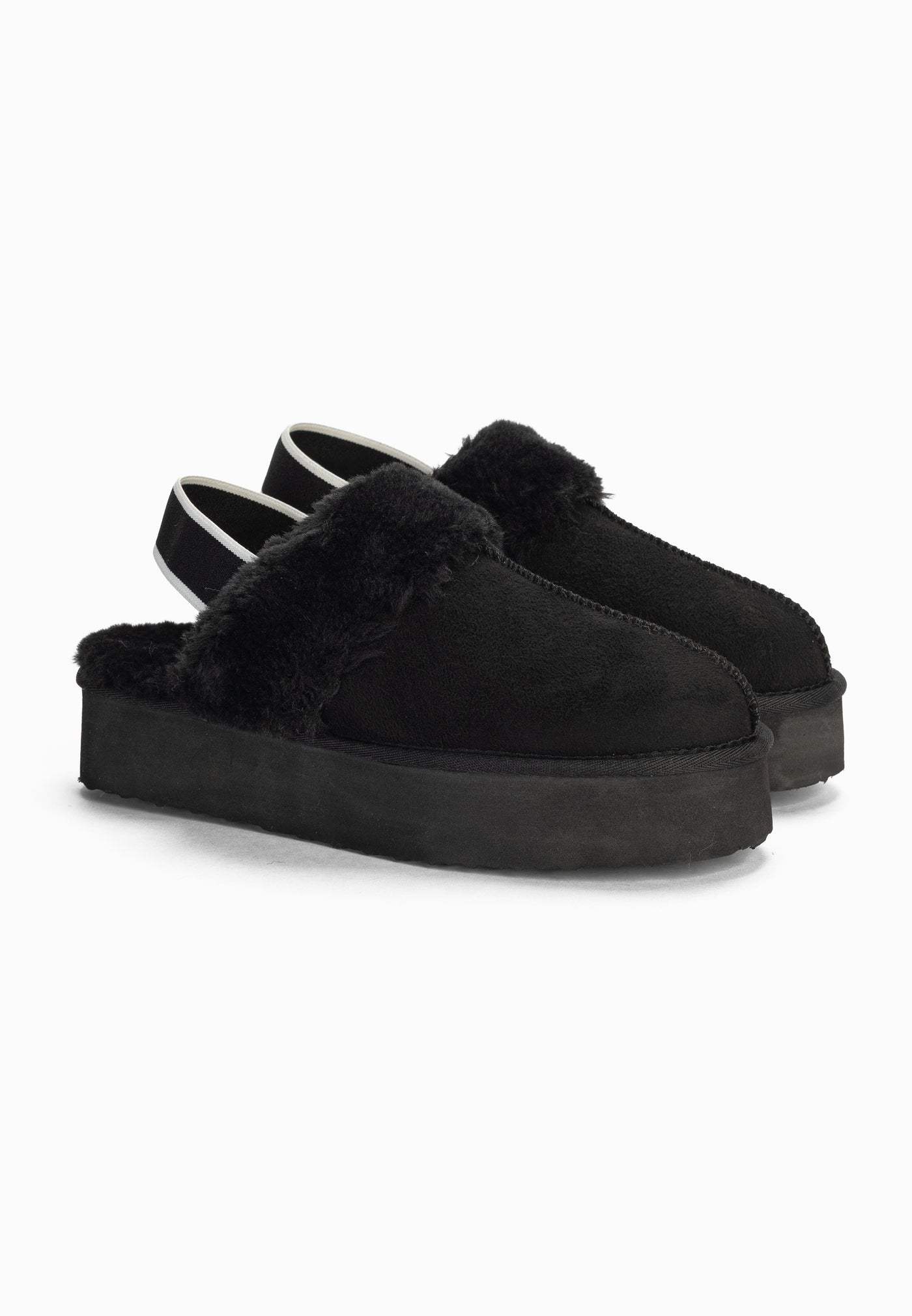Paire de sabots fourrés Baya noirs de trois-quarts, bandeau de fausse fourrure noire